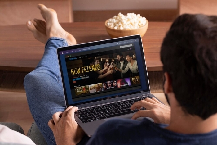 Hombre viendo servicio streaming en su computadora